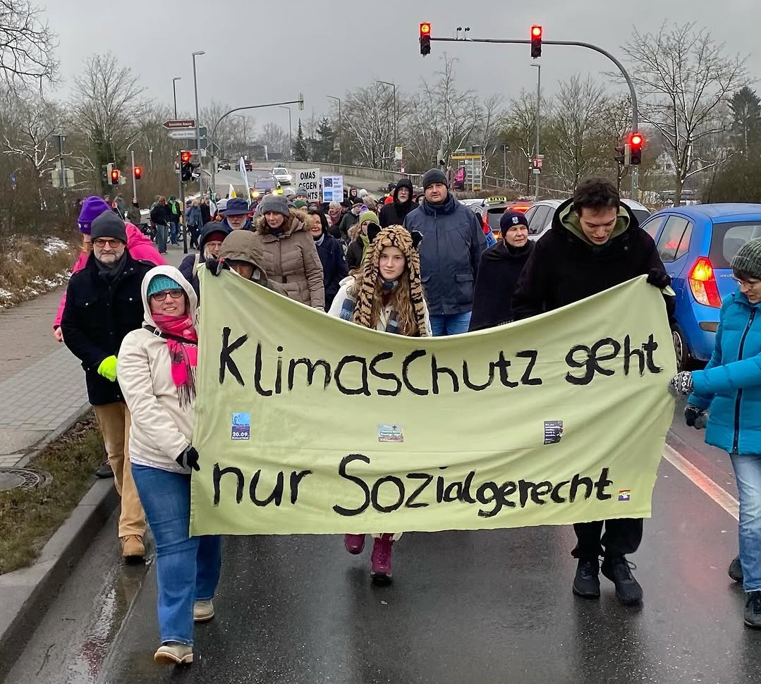 Banner mit der Beschriftung "Klimaschutz geht nur sozial-gerecht"